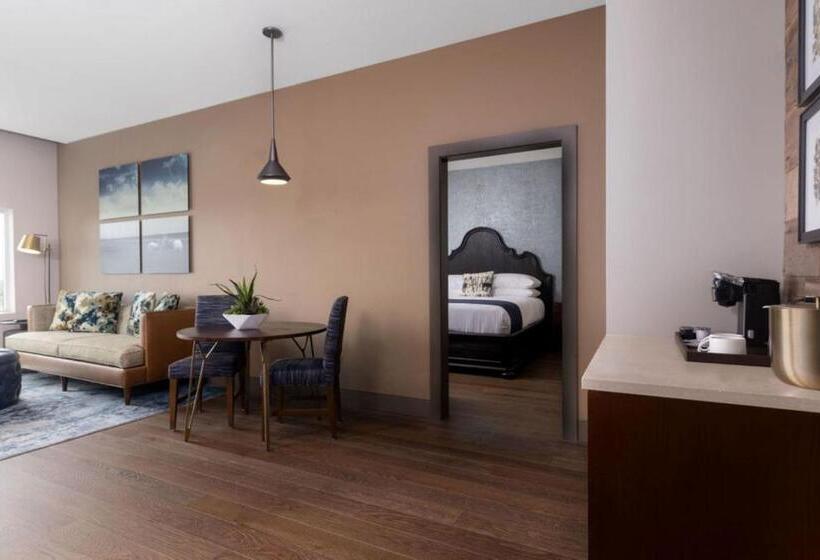 带大床的套房, The Stella Hotel, Autograph Collection