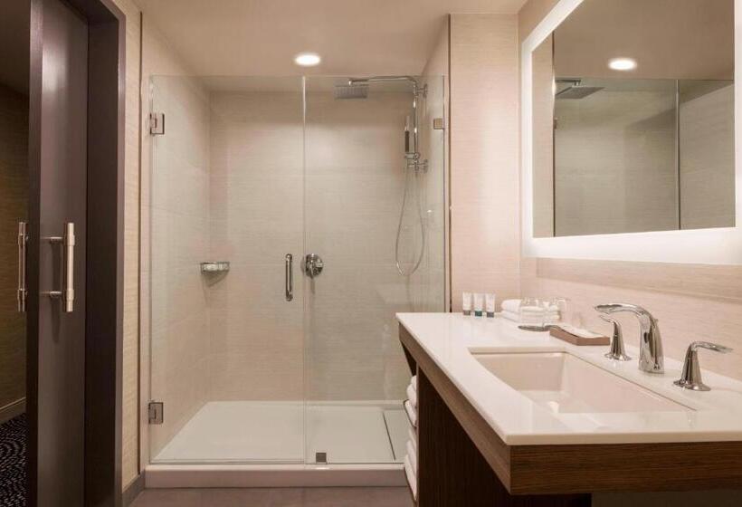Номер Deluxe, The Westin Milwaukee