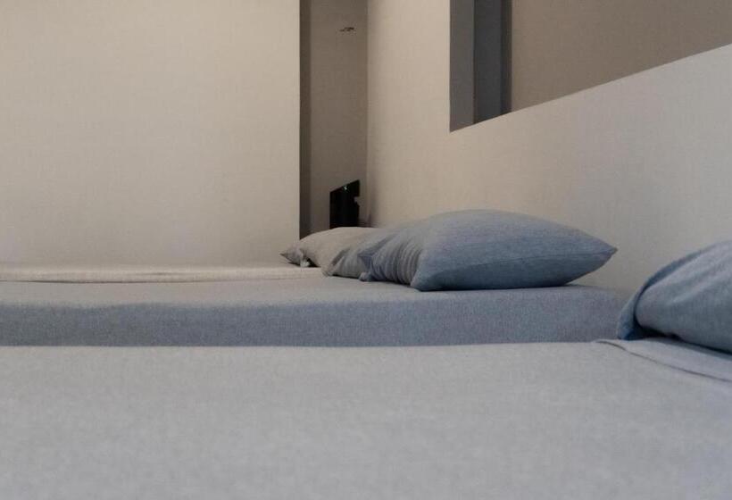 اتاق استاندارد سه نفره, Infinity Suites Habitación Triple 105