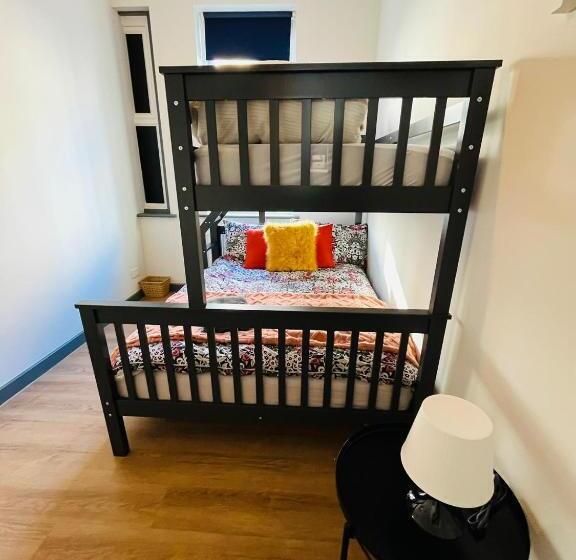 חדר סטנדרט לשלושה עם חדר אמבטיה משוף, Kilburn Guest Rooms 167