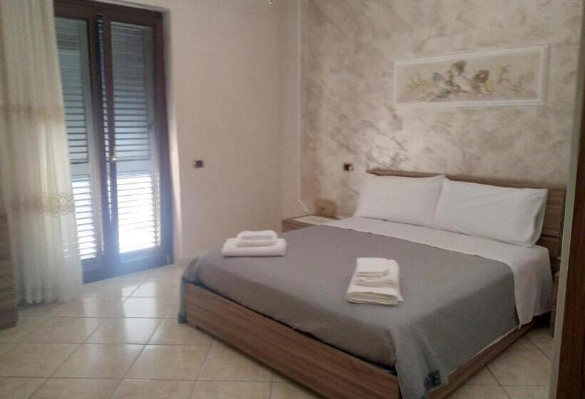 Номер Deluxe, Turisti A Casa Mia