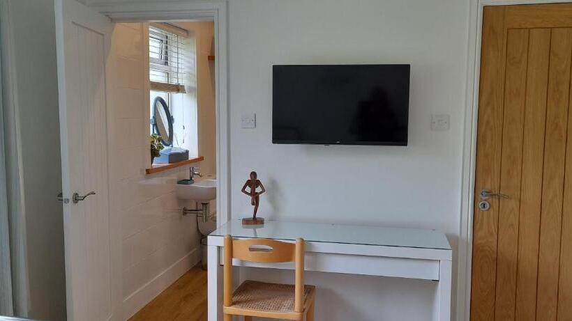اتاق سوپریور با چشم‌انداز باغ, 21kr Bed And Breakfast, Close To Beach, Town Centre And Golf