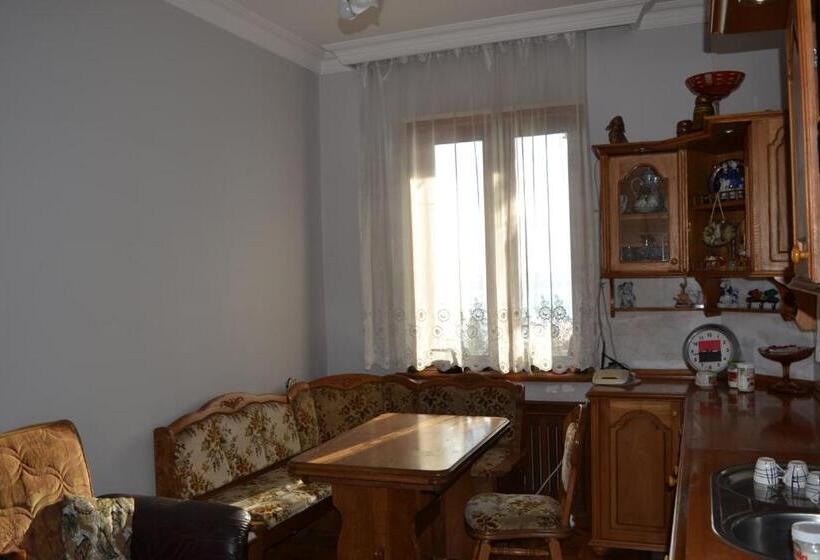 اتاق لوکس با چشم‌انداز دریا, Beach Front Seaside