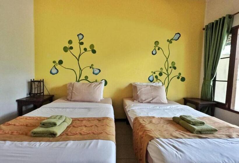 Deluxe room with river view, บ้านไม้คนเมือง Baan Mai Kon Muang Pai Resort