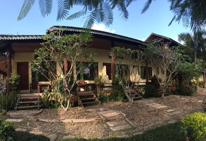 Deluxe room with river view, บ้านไม้คนเมือง Baan Mai Kon Muang Pai Resort