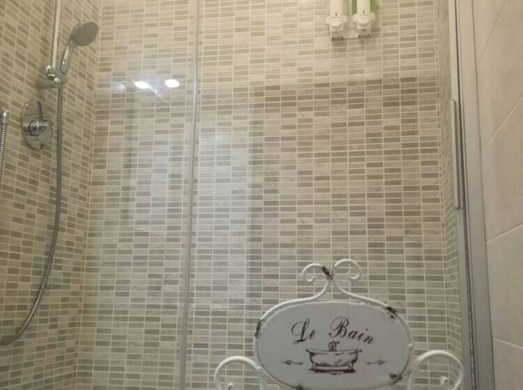 اتاق استاندارد سه تخته با سرویس بهداشتی مشترک, House Of Trento