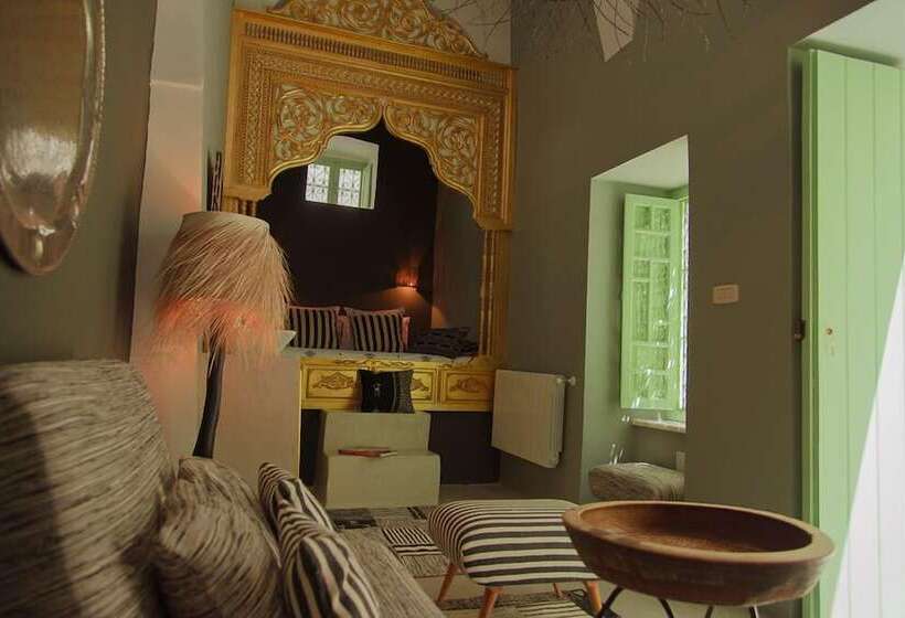 سوییت اجرایی, Dar Antonia