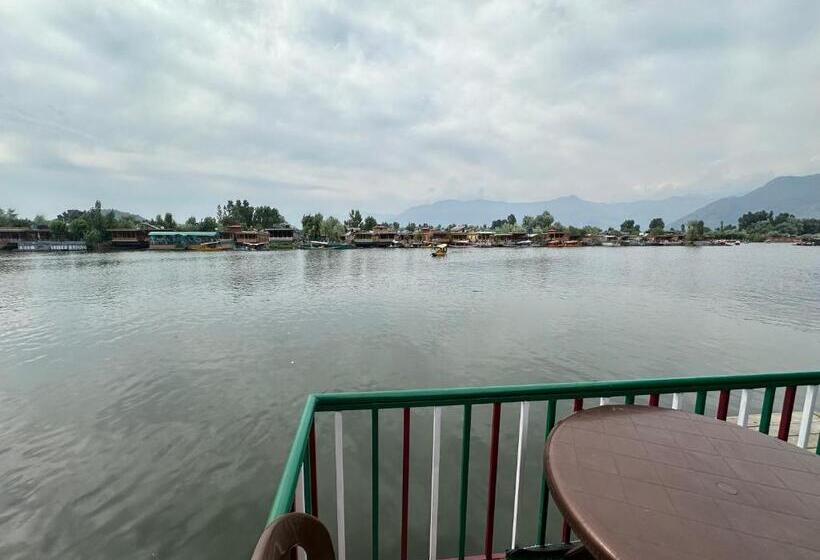 سوییت خانوادگی, The Heritage Safina Group Of Houseboats
