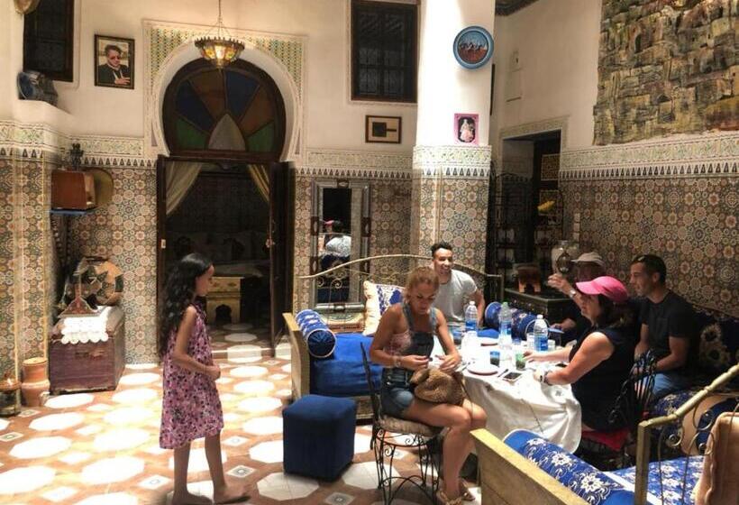 اتاق استاندارد سه نفره, Riad Abqari Youssefi