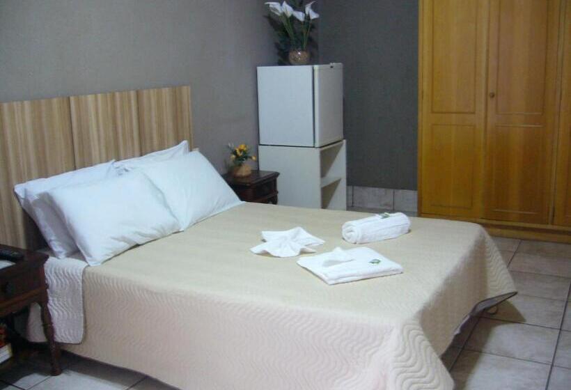 חדר סטנדרט לשלושה, Residence