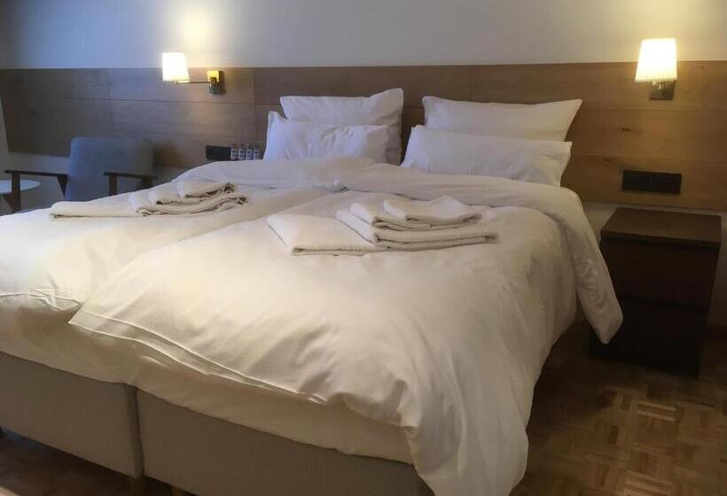 Номер Deluxe, Dharma City