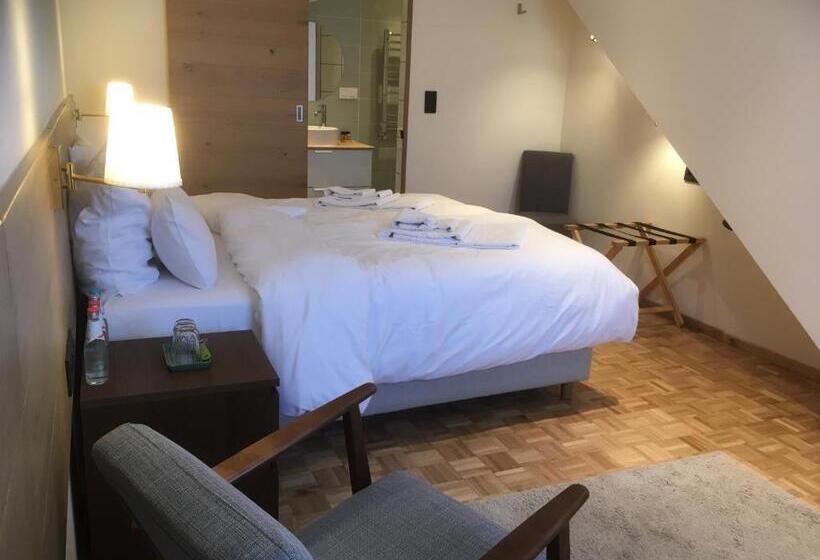 Номер Deluxe, Dharma City