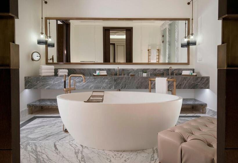 سوئیت با چشم‌انداز رودخانه, The St. Regis Astana