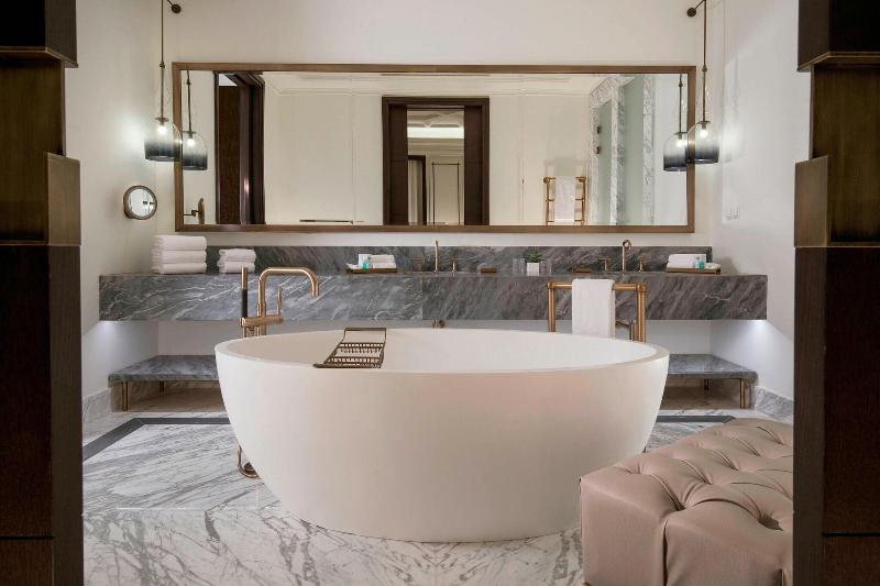 سوئیت با چشم‌انداز رودخانه, The St. Regis Astana