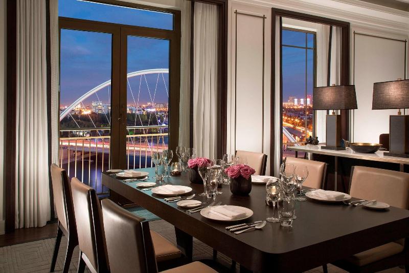 سوئیت با چشم‌انداز رودخانه, The St. Regis Astana