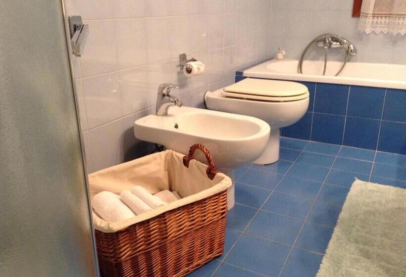 اتاق سوپریور سه تخته, Venice And Venice Apartments   Private Rooms In Shared Apartment