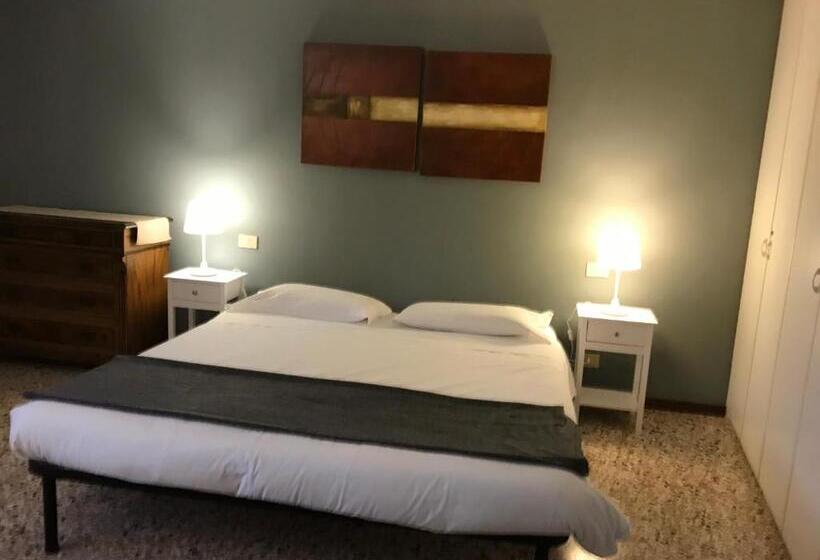 اتاق سوپریور سه تخته, Venice And Venice Apartments   Private Rooms In Shared Apartment