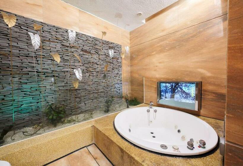 اتاق لوکس, Cigar Motel