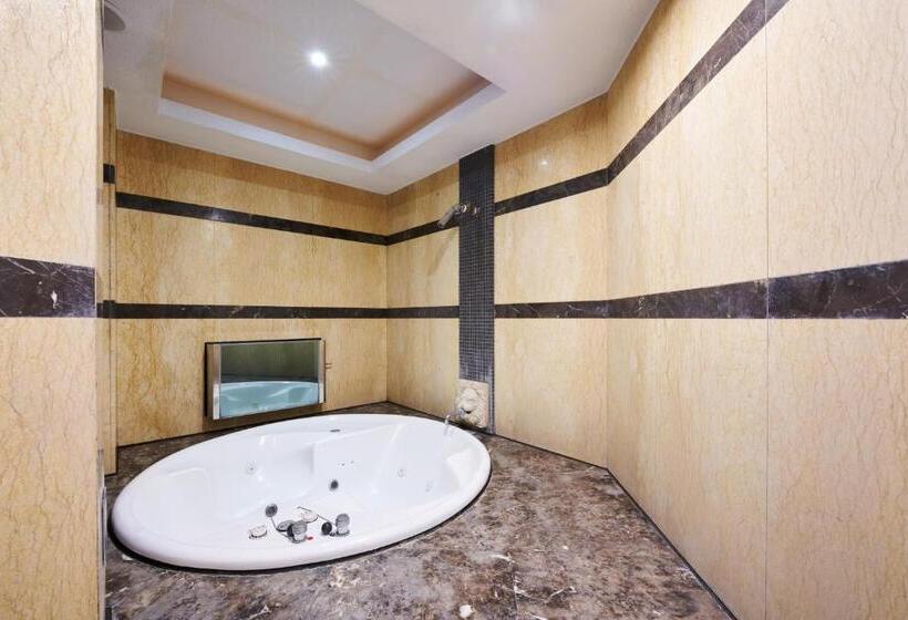 اتاق سوپریور, Cigar Motel