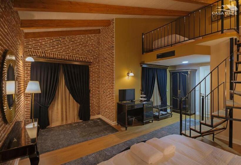 سوئیت با بالکن, Casa Gaçe
