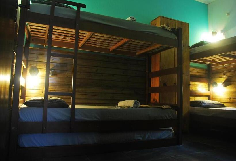 Кровать в Общей Комнате, Samblumba Hostel Trindade
