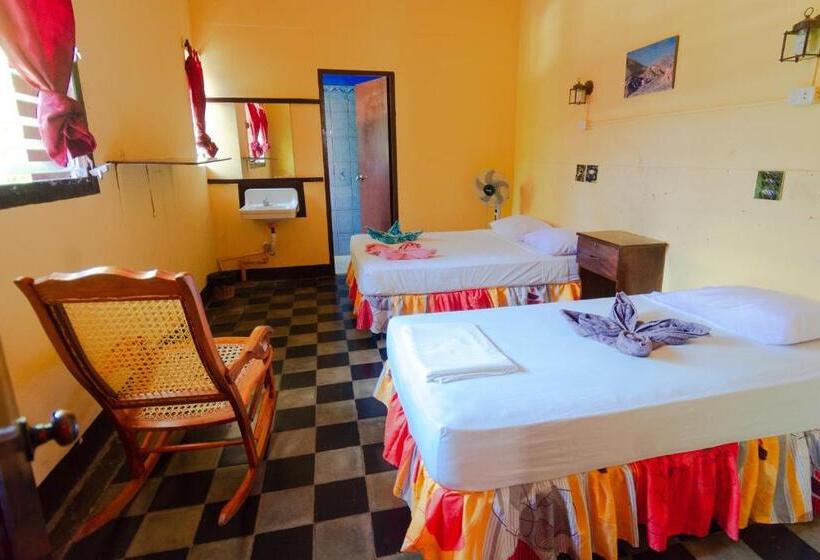 Трехместный Номер Комфорт, Hostal Lazybones