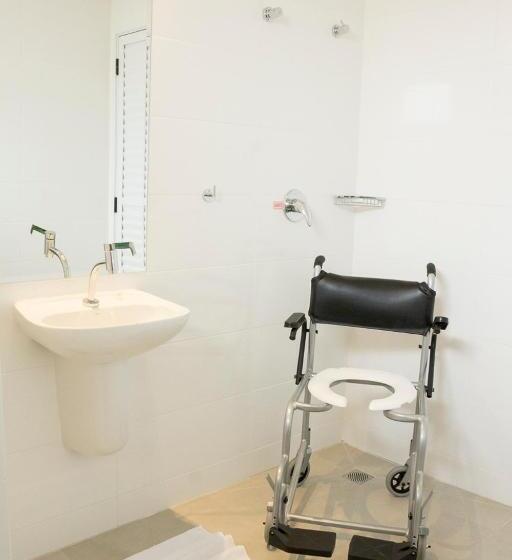 غرفة قياسية لذوى الاحتياجات الخاصة, Real Executive