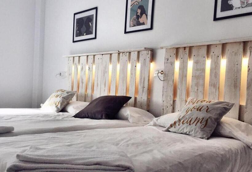 Номер Стандарт Трехместный, Hostal Ciempozuelos, Cerca Del Parque Warner Y Madrid