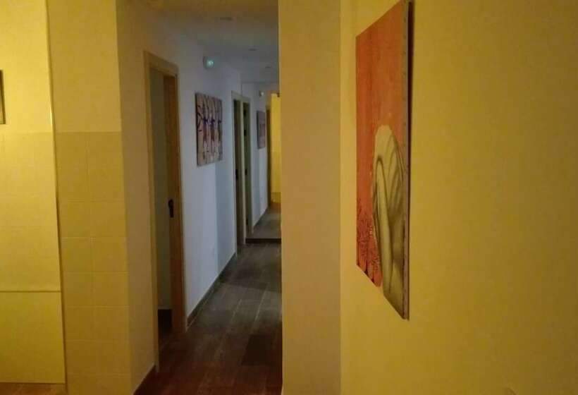 Номер Стандарт Трехместный, Hostal Ciempozuelos, Cerca Del Parque Warner Y Madrid