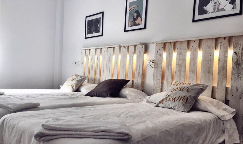 Номер Стандарт Трехместный, Hostal Ciempozuelos, Cerca Del Parque Warner Y Madrid