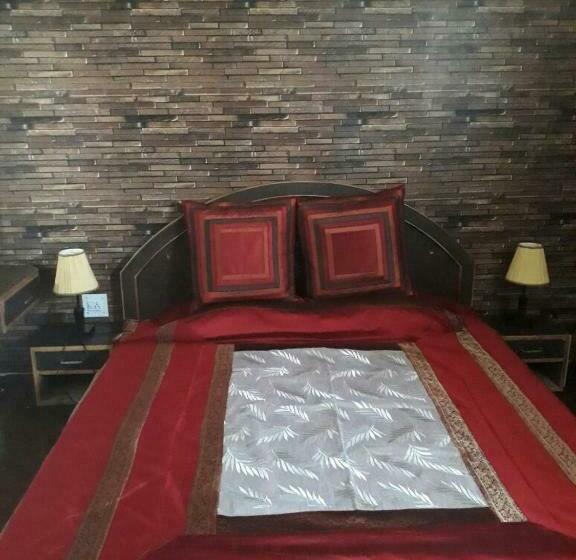 디럭스 룸, Trimurti Pine Valley Resort
