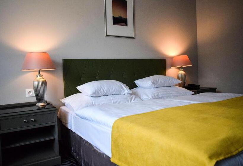 舒适三人间, Parkhotel Carlsbad Inn