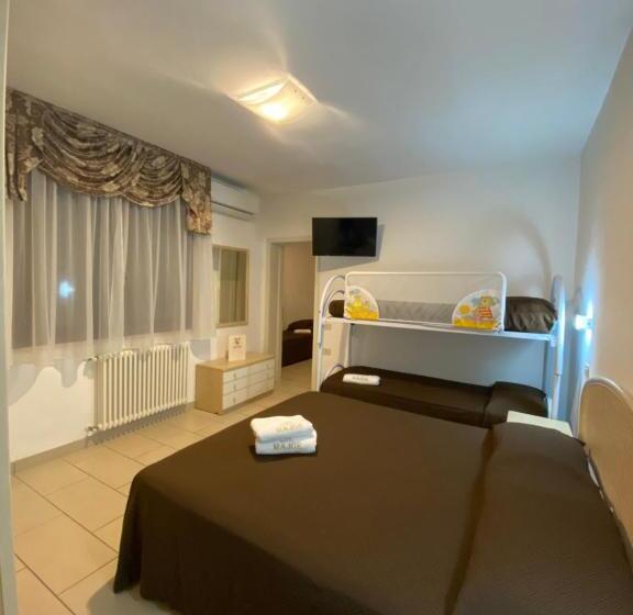 Трехместный Номер Стандарт Вид на Бассейн, Casa Major Hotel & Appartamenti Cervia