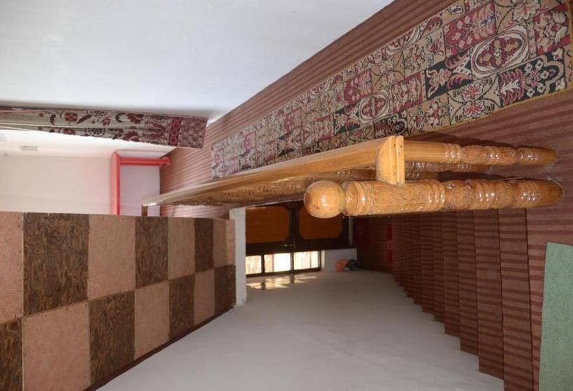 디럭스 룸, Howrah Guest House