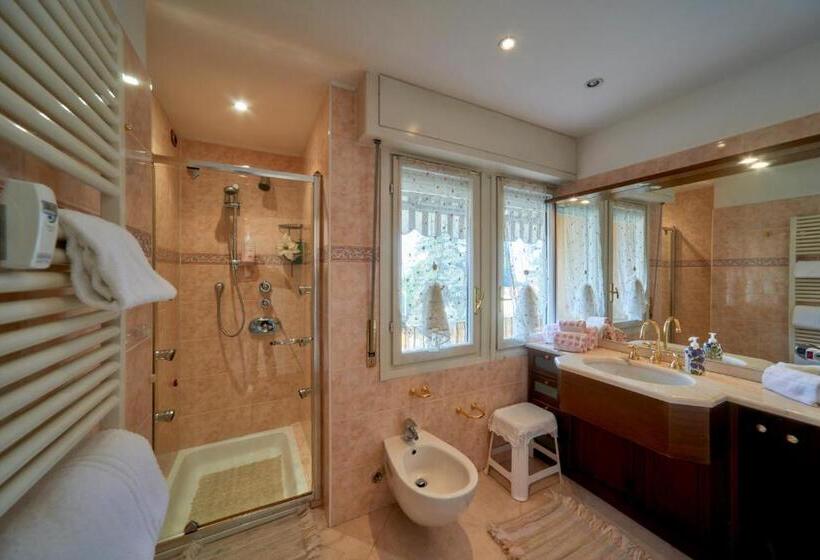 Номер Стандарт, Tosca House