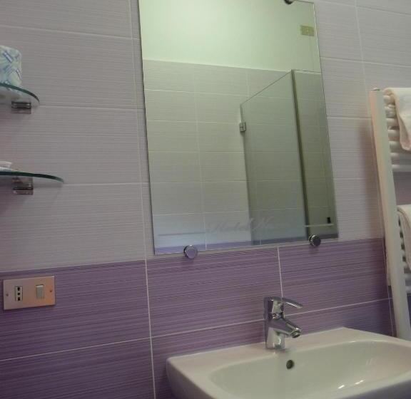 标准三人间, Naxos B&b