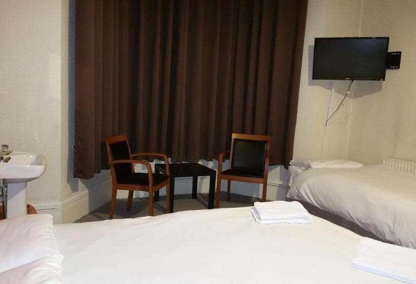 اتاق استاندارد سه تخته با سرویس بهداشتی مشترک, Best Inn