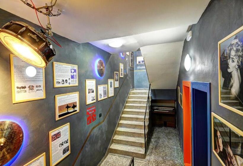 غرفة قياسية ثلاثية, Rock Rooms Pula