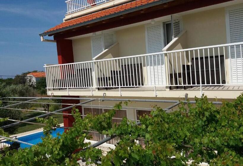 Номер Стандарт, Bed&breakfast Nada