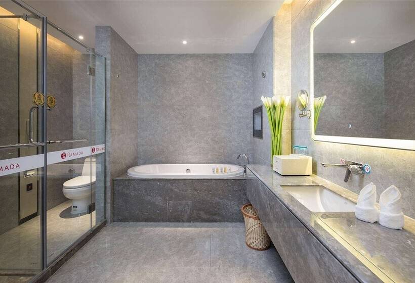 Номер Deluxe, Ramada Shenzhen Baoan