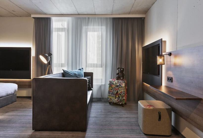 Семейный Номер, Moxy Frankfurt East