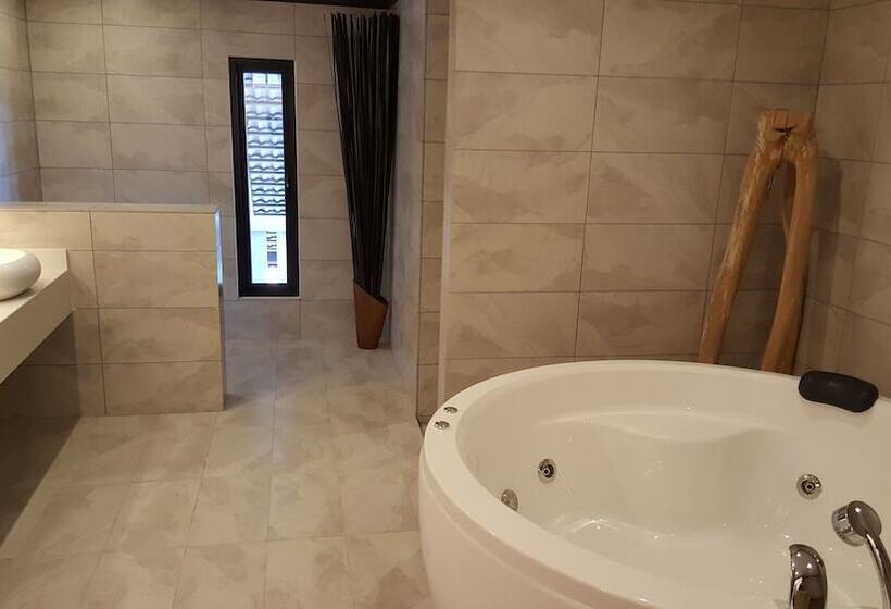 اتاق خانوادگی, Lot 33 Boutique