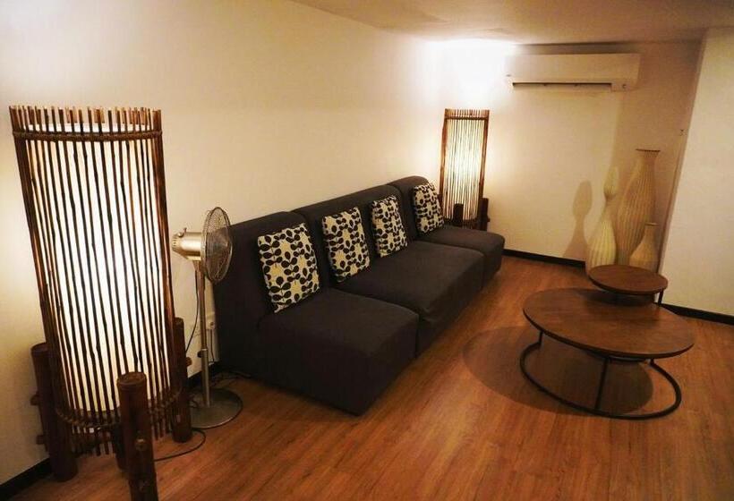 سوییت جونیور با بالکن, Lot 33 Boutique