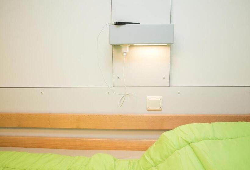 اتاق استاندارد سه نفره, Hostel Bruegel
