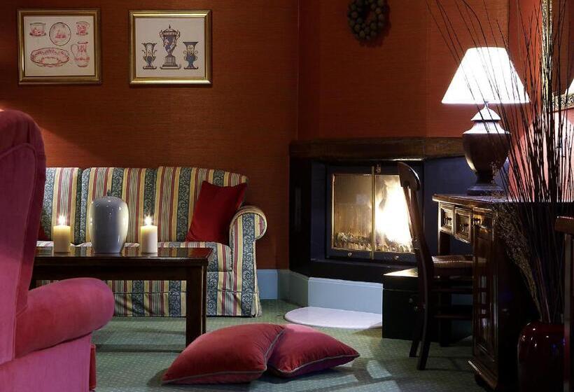 جناح مطلّ علي الجبل, Country Club Hotel & Suites