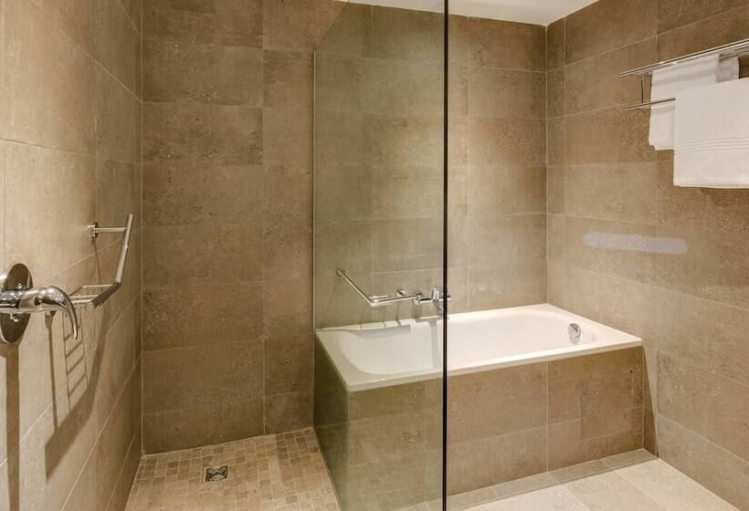 اتاق استاندارد با چشم‌انداز استخر, Protea Hotel by Marriott Owerri Select