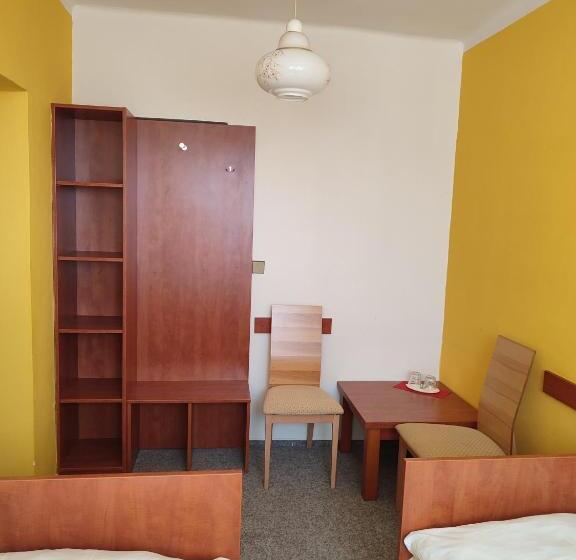 エコノミー４人部屋, Best Hotel Garni