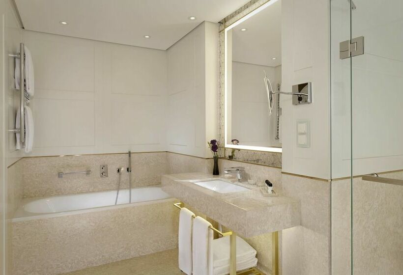 디럭스 룸, The Alexander, A Luxury Collection Hotel, Yerevan
