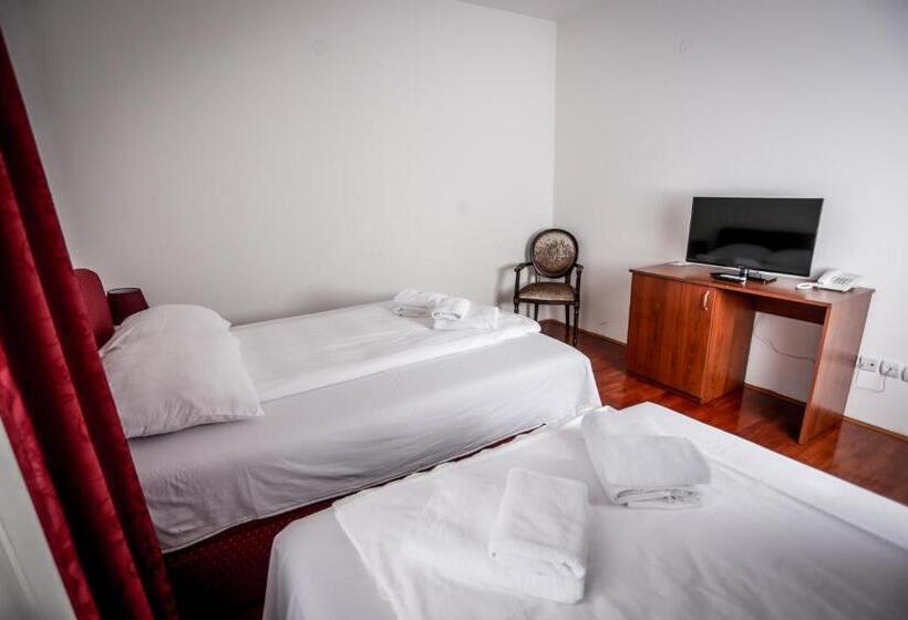Standard Room, Bob
