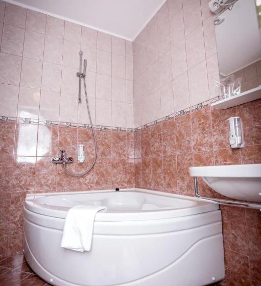 Deluxe Room, Bob